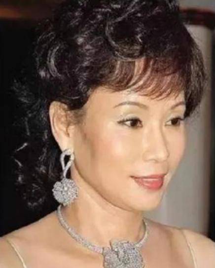 珠宝|赌王三太真疼女儿！送天价珠宝给何超莲撑场面，穿吊带裙颜值惊艳