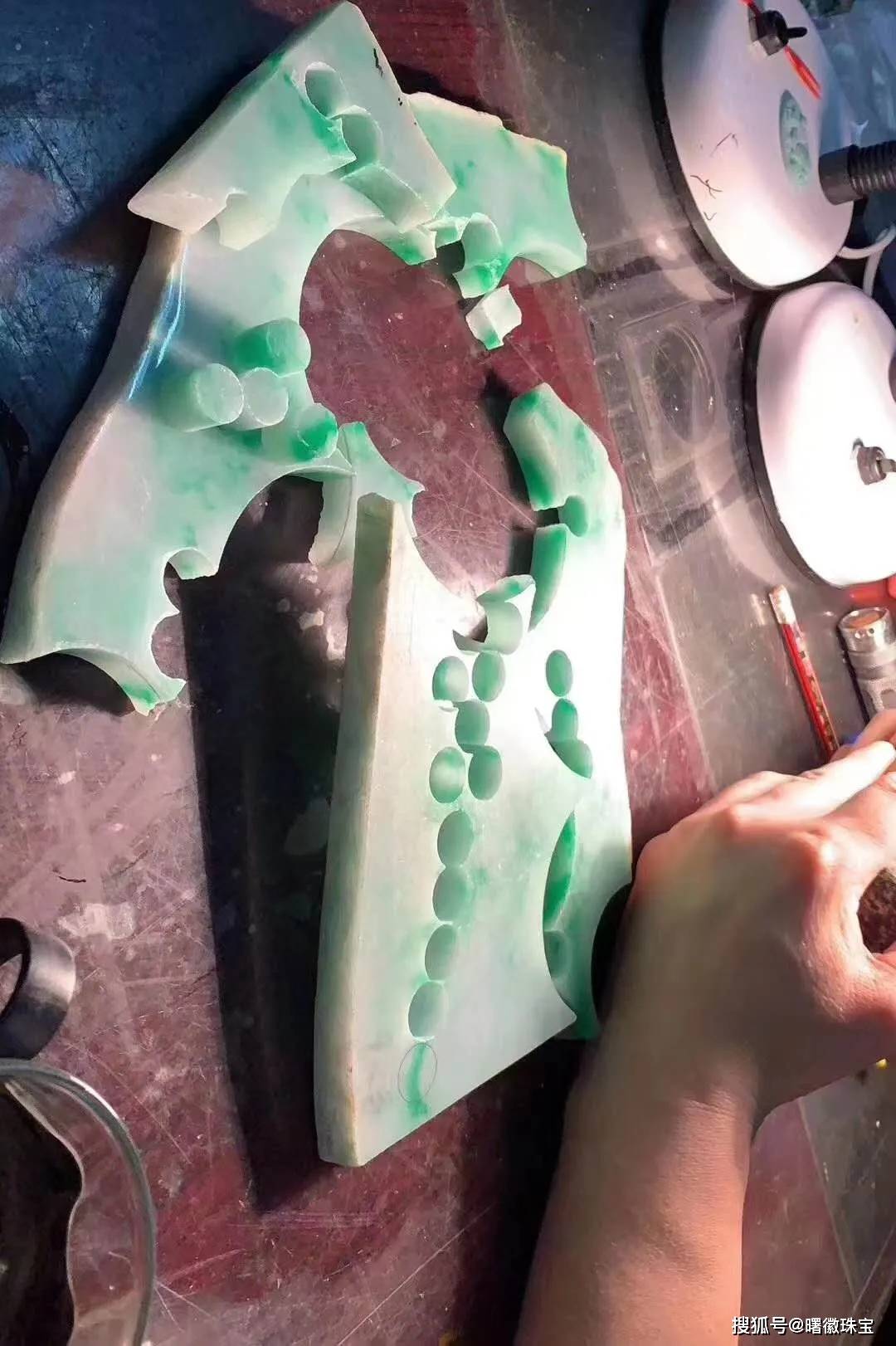 一件翡翠艺术品,需要经历切割,打磨,雕刻等一系列加工,而剩下的边角料