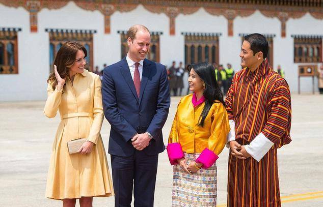 斗篷|不丹最美公主遇到凯特输惨！凯特穿斗篷裙，气场稳赢不丹雪域王后