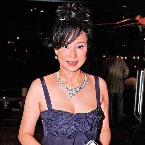 珠宝|赌王三太真疼女儿！送天价珠宝给何超莲撑场面，穿吊带裙颜值惊艳