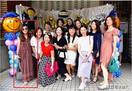 梁静茹离婚后与前夫首同框,跪地为父子俩拍照