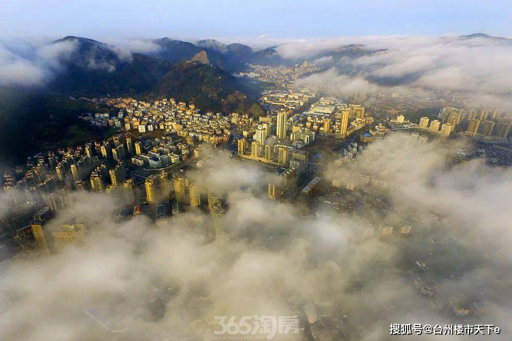 三面临海,东濒东海,南连玉环,西邻乐清及乐清湾,北接台州市区