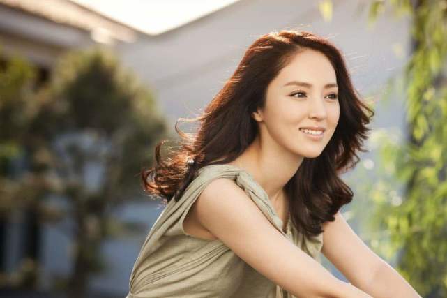 平价|董璇被曝恋爱后气质更好？身上T恤才百元，平价衣服穿出大牌感