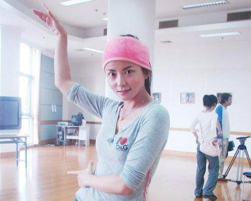 曾是黄晓明女友,却早早香消玉殒,死后穿着婚纱下葬
