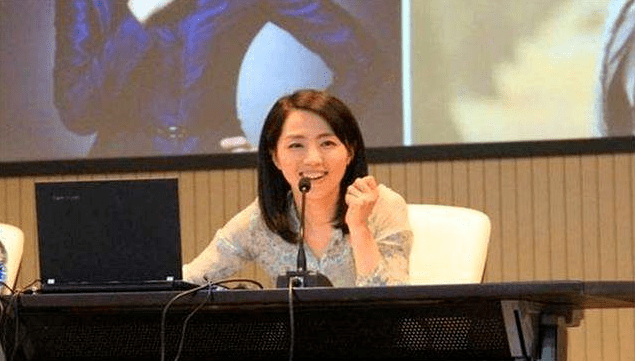 近照|央视主播杨丹近照，47岁气质依旧，主持天气预报24年容颜未改