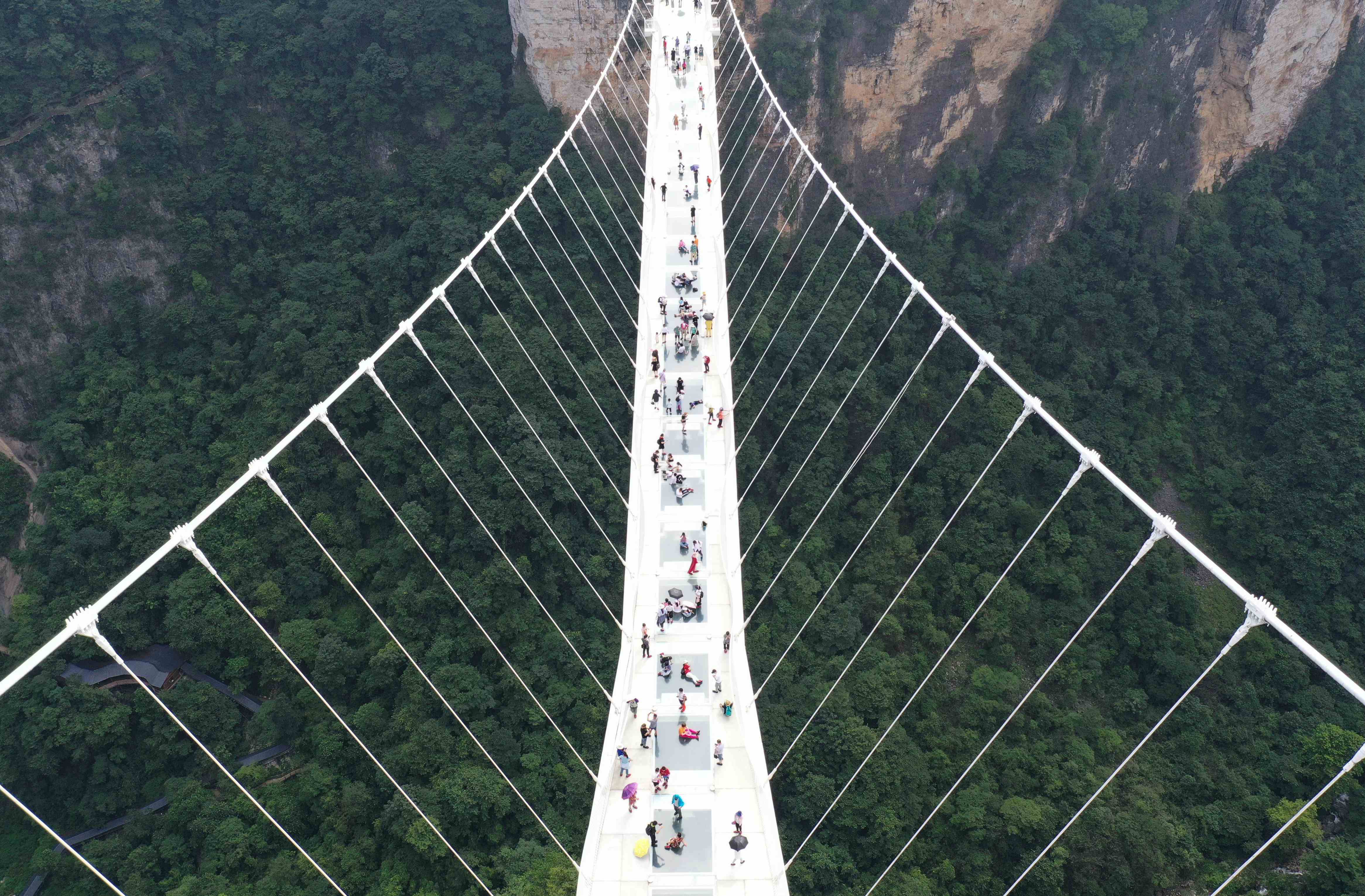 湖南张家界大峡谷景区:惊险体验 休闲夏日