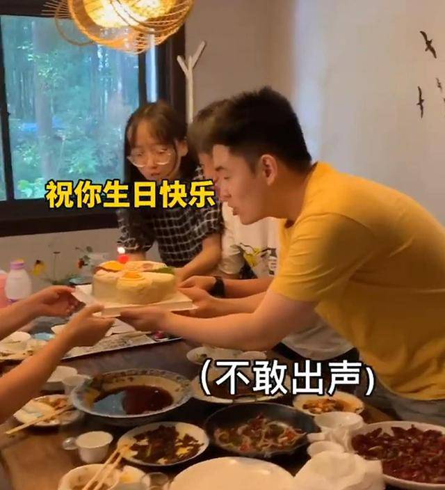 奶奶过生日，一家人轻声细语唱生日歌，镜头转向宝宝网友们发现真相