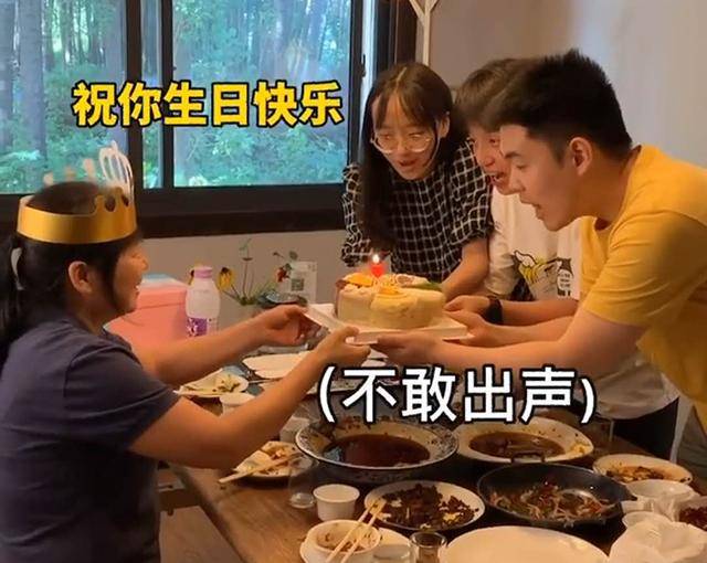 奶奶过生日，一家人轻声细语唱生日歌，镜头转向宝宝网友们发现真相