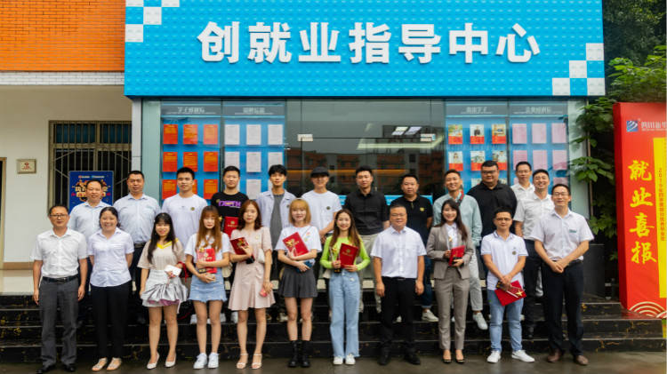 易佳丽|“不忘初心·感恩新华”第十二届荣誉校友母校行盛大举行