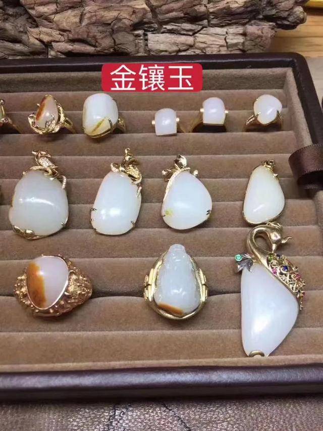 它是一种用金属边将和田玉都圈住的工艺,对和田玉有更好的保护,对和田