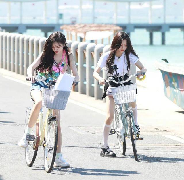 婚纱|原创吴宣仪为杨超越庆生，晒婚纱合影并自制表情包，CP太好嗑