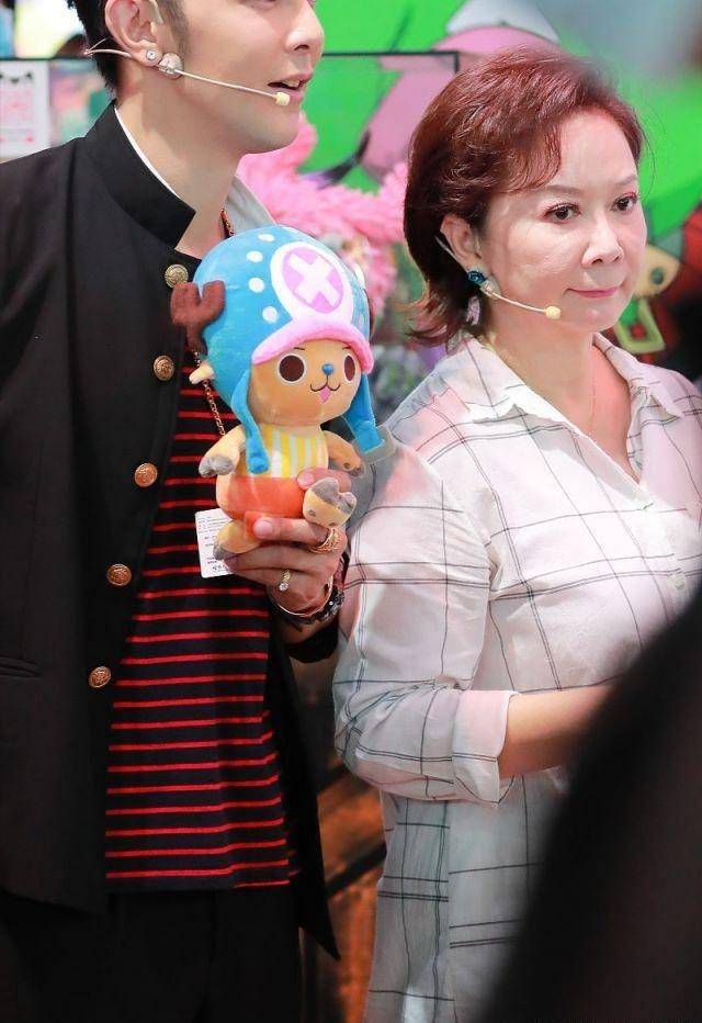 脸部|58岁蔡明现身活动，染红发打扮洋气，脸部浮肿认不出模样变化大