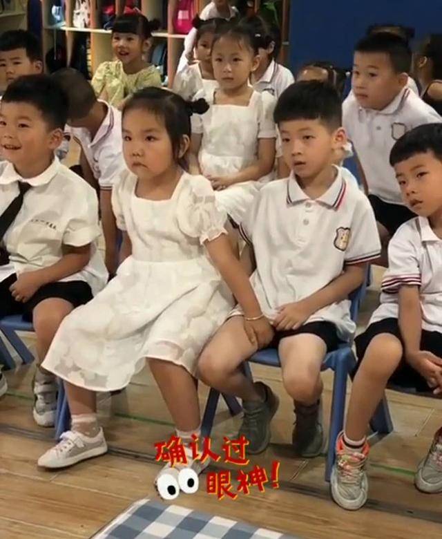 小女孩总喜欢摸男同学大腿，老师看了不淡定，网友：男孩子也要保护好自己