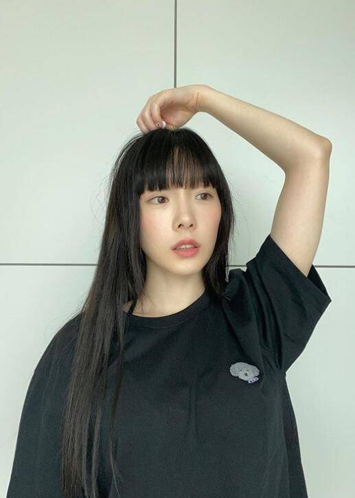 女装|金泰妍晒黑长直发型显男相，被嘲像女装大佬，脸僵遭质疑整容过度