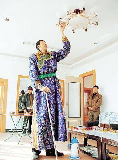 高人|56岁娶28岁娇妻，喜得一子后他现状如何？2米36中国第一高人