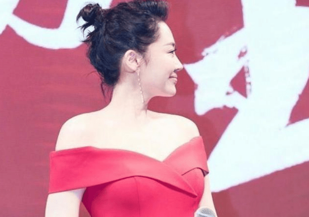 学着点|51岁许晴真的是放开了,穿裙配色严谨，普通人学着点也可装出美