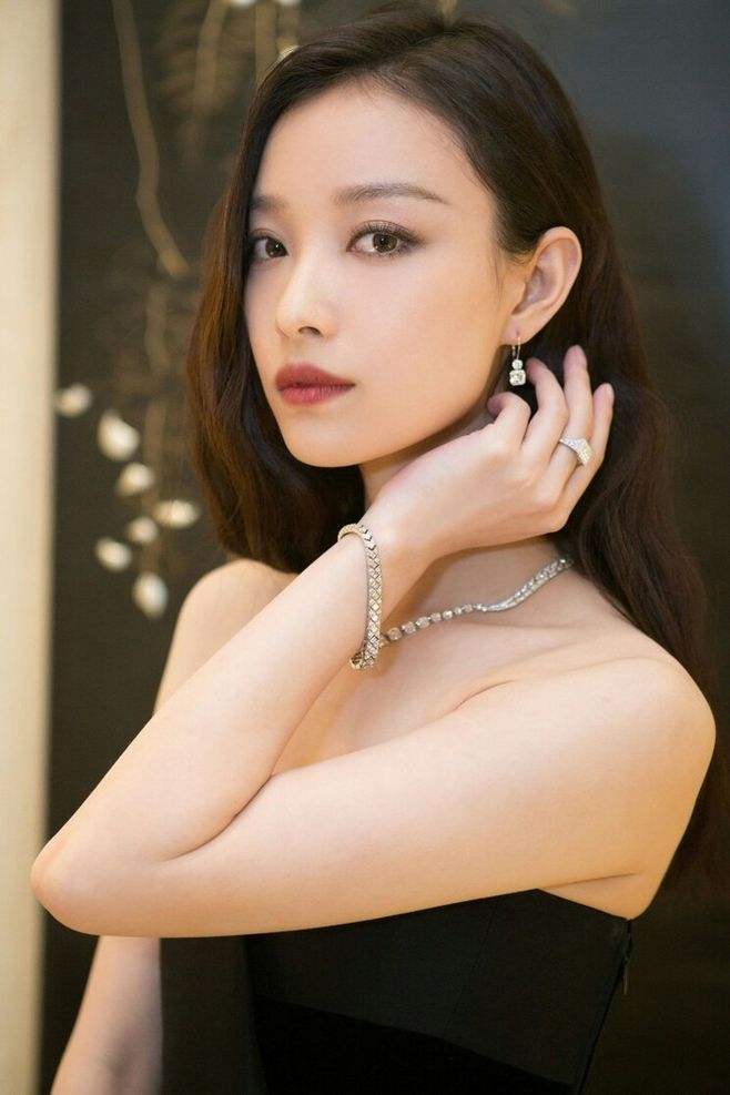 徐璐|瓜子脸、圆脸已经过时了，倪妮徐璐的方脸才是现在最流行的高级脸