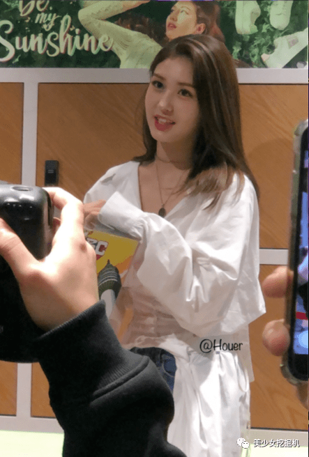 somi|上镜胖30斤被嘲，遭伴舞艳压的国民初C，靠千万直拍热辣身材翻身？