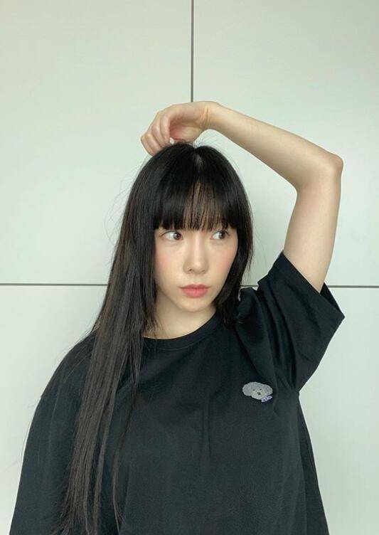 女装|金泰妍晒黑长直发型显男相，被嘲像女装大佬，脸僵遭质疑整容过度