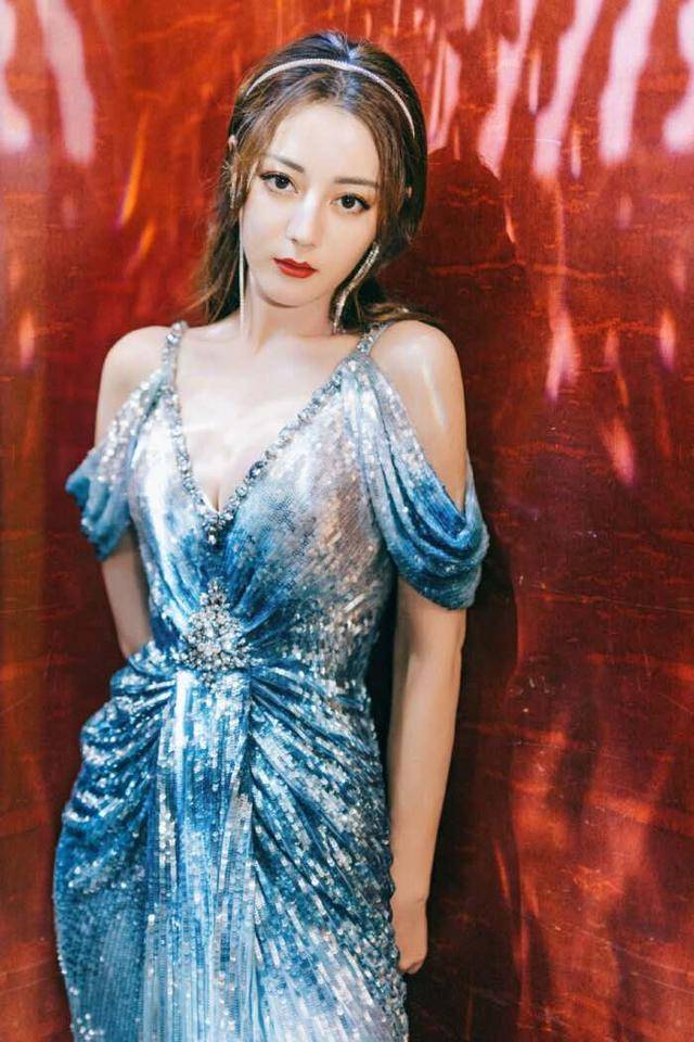 网友|迪丽热巴在时尚圈风生水起，拍广告间隙被网友拍到完美好身材，网友：太漂亮