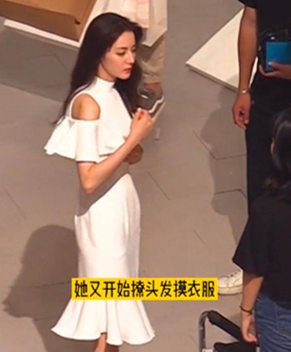 网友|迪丽热巴在时尚圈风生水起，拍广告间隙被网友拍到完美好身材，网友：太漂亮