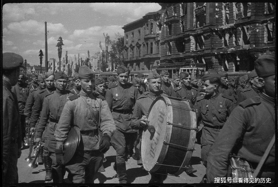 5月20日,柏林的国会大厦前,苏军举行了盛大阅兵式,庆祝胜利.