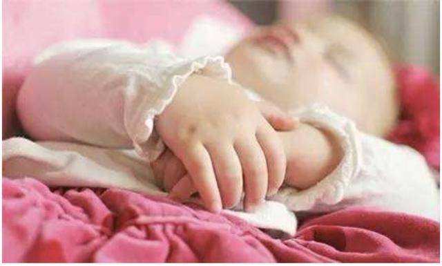 爸妈|有多少爸妈是开着灯让刚出生的婴儿睡觉的？你是不是也在其中？