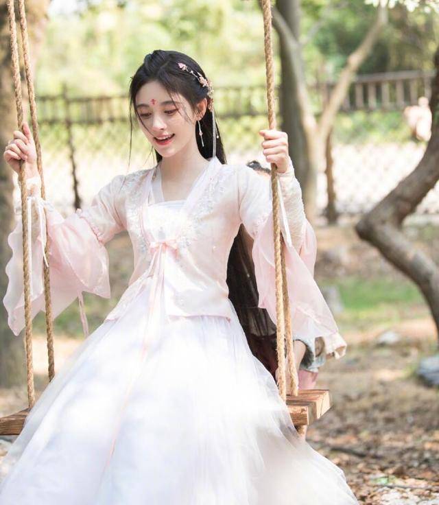 腰部|“四千年美女”鞠婧祎晒新照不忘突出小蛮腰，腰部特写惹人羡