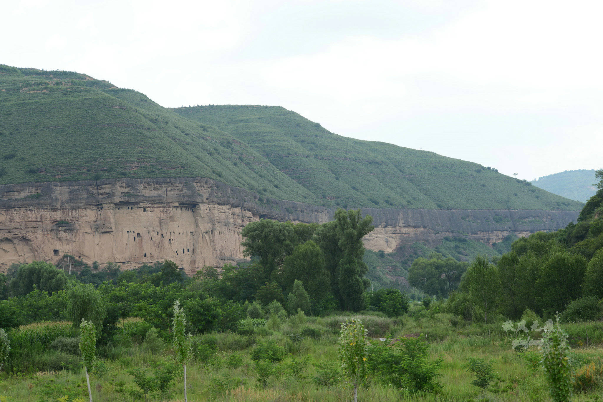 旬邑(|旬邑三水河两岸悬崖峭壁上，一个个精致崖居让人震撼