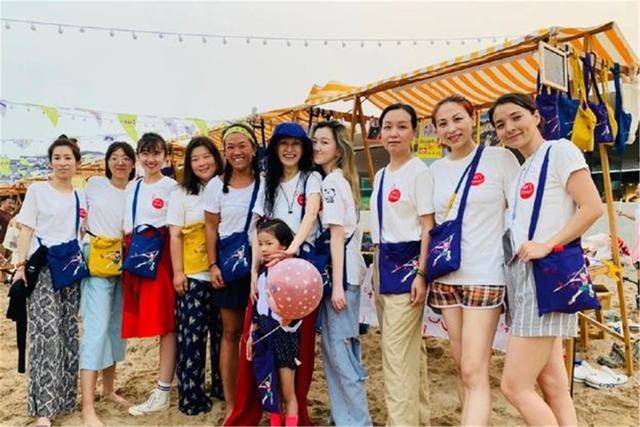 义卖|14岁李嫣和朋友摆摊义卖,穿着打扮引争议,承认她的优秀那么难吗