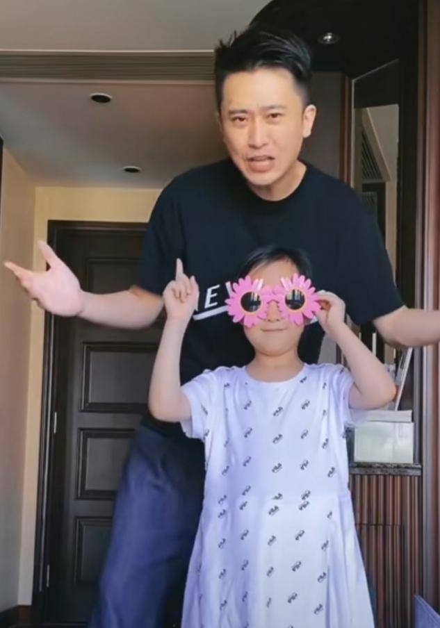 央视主持杨帆不懂避嫌？趁老婆不在和方琼扮夫