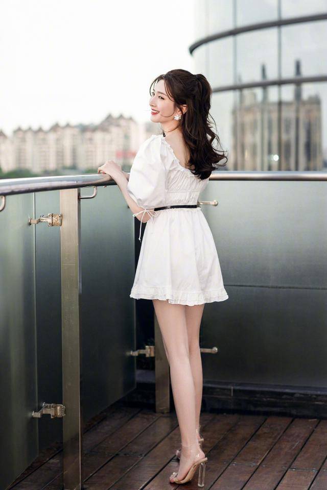 造型|江疏影品牌造型完胜红毯！穿连衣裙美成富家千金，绝杀童瑶毛晓彤