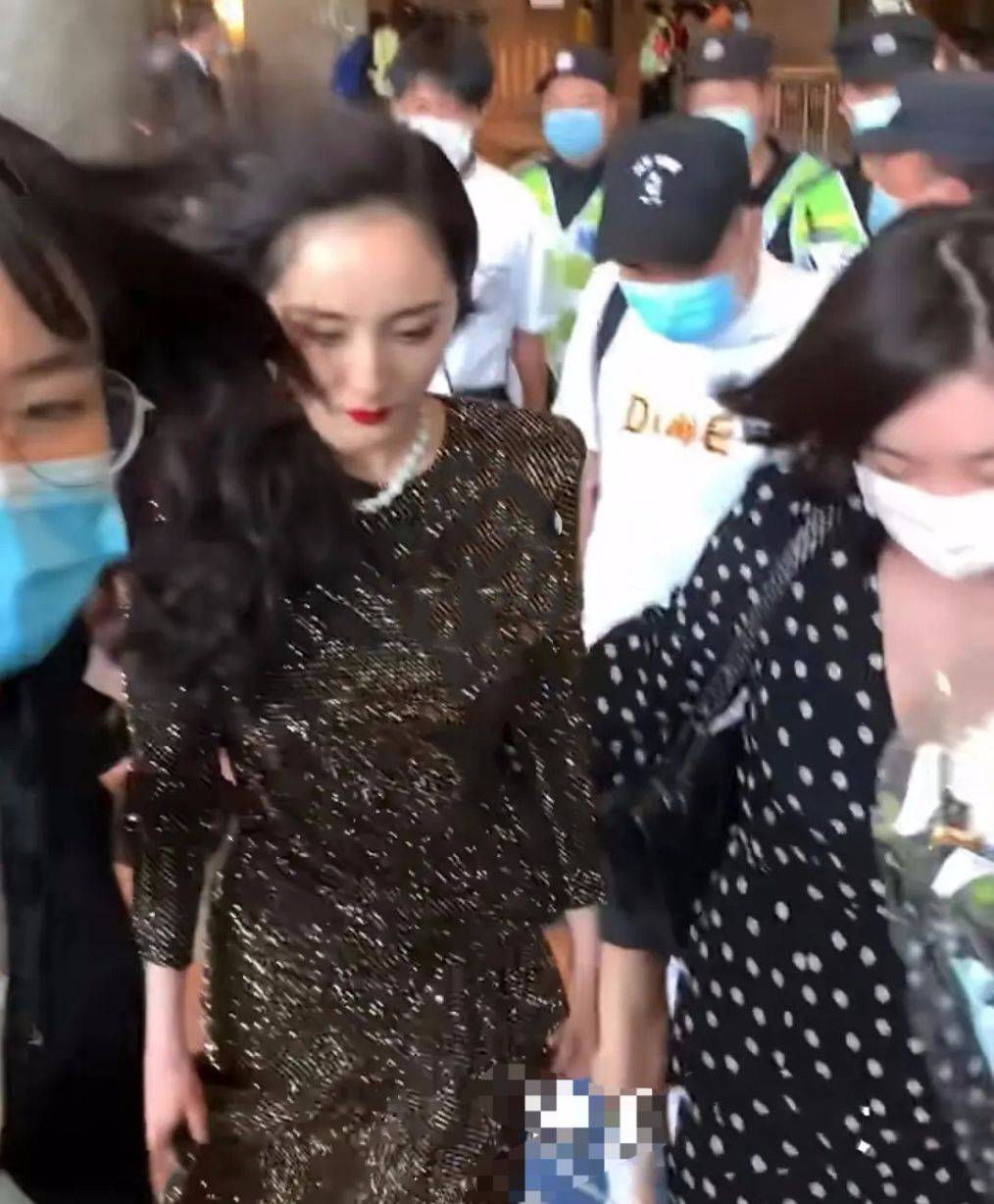 营销|杨幂发际线露出来了,至少很真实,没营销自己天生头发多!