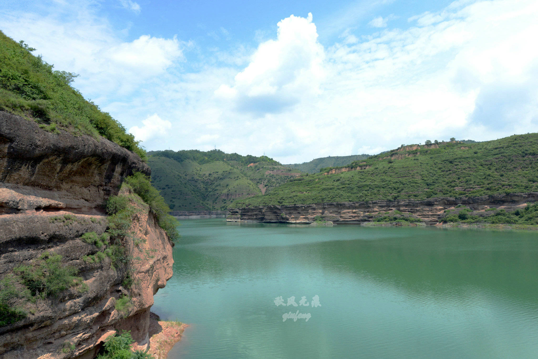 旬邑(|旬邑三水河两岸悬崖峭壁上,一个个精致崖居让人震撼