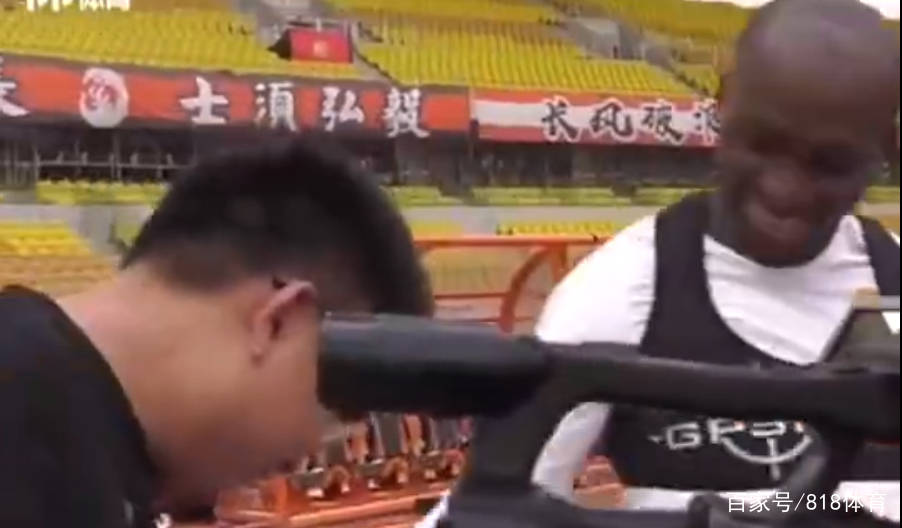 中文贼溜!姆比亚顺走摄像记者手机,埃弗拉中文提