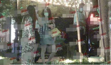 杜江霍思燕深夜聚会，夫妻俩背同款情侣包，价