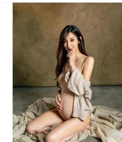 51岁郑嘉颖二胎得子，一家四口合照曝光，小22岁