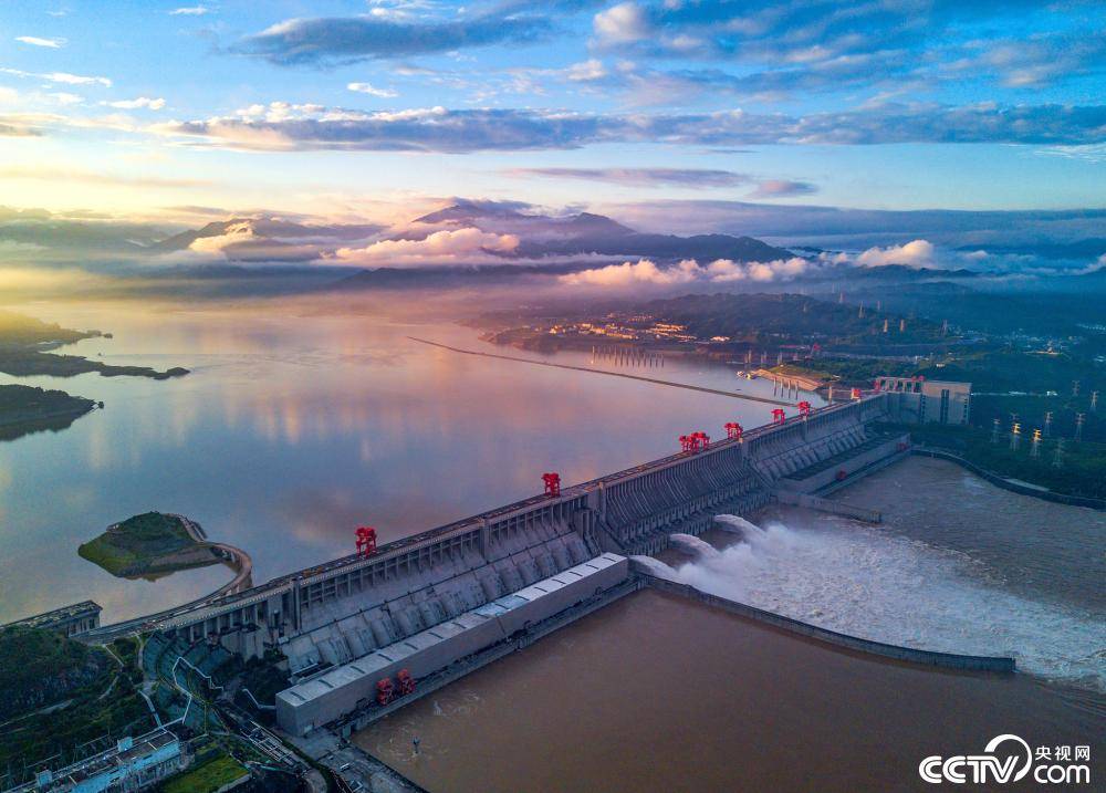 1/ 12 央视网消息:7月2日,湖北宜昌,三峡大坝开启3孔泄洪.
