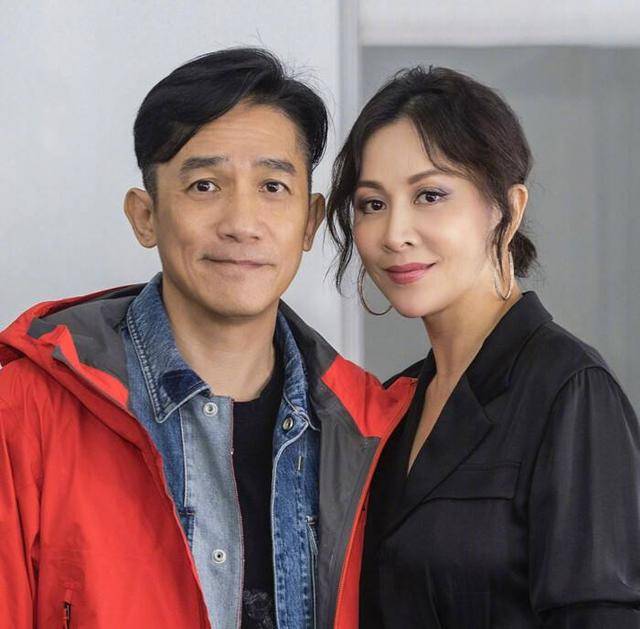 54岁刘嘉玲外出度假，冒大雨站挖掘机上热舞，掌