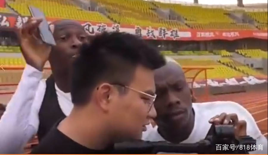 中文贼溜!姆比亚顺走摄像记者手机,埃弗拉中文提