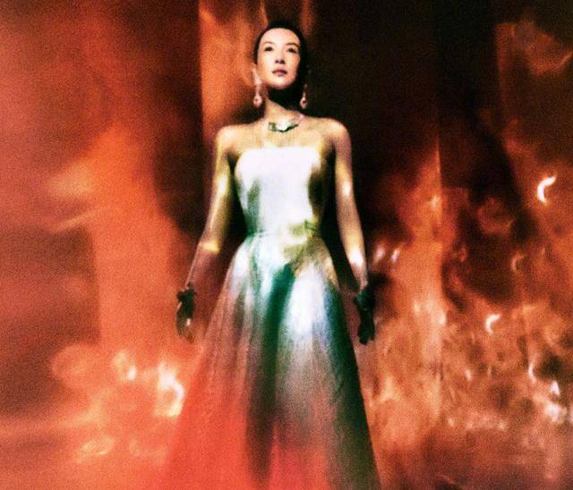 珠宝|章子怡佩戴价值5亿珠宝上封,画风却像暴发户,表现力远不如巩俐