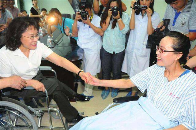 双腿|最美教师为救学生失去双腿，主动和丈夫提离婚，如今她怎么样了