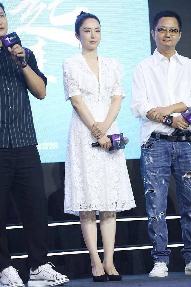 宋慧乔|状态回升!董璇恋情后露面,穿白裙撞衫宋慧乔更敢穿,身材太玲珑