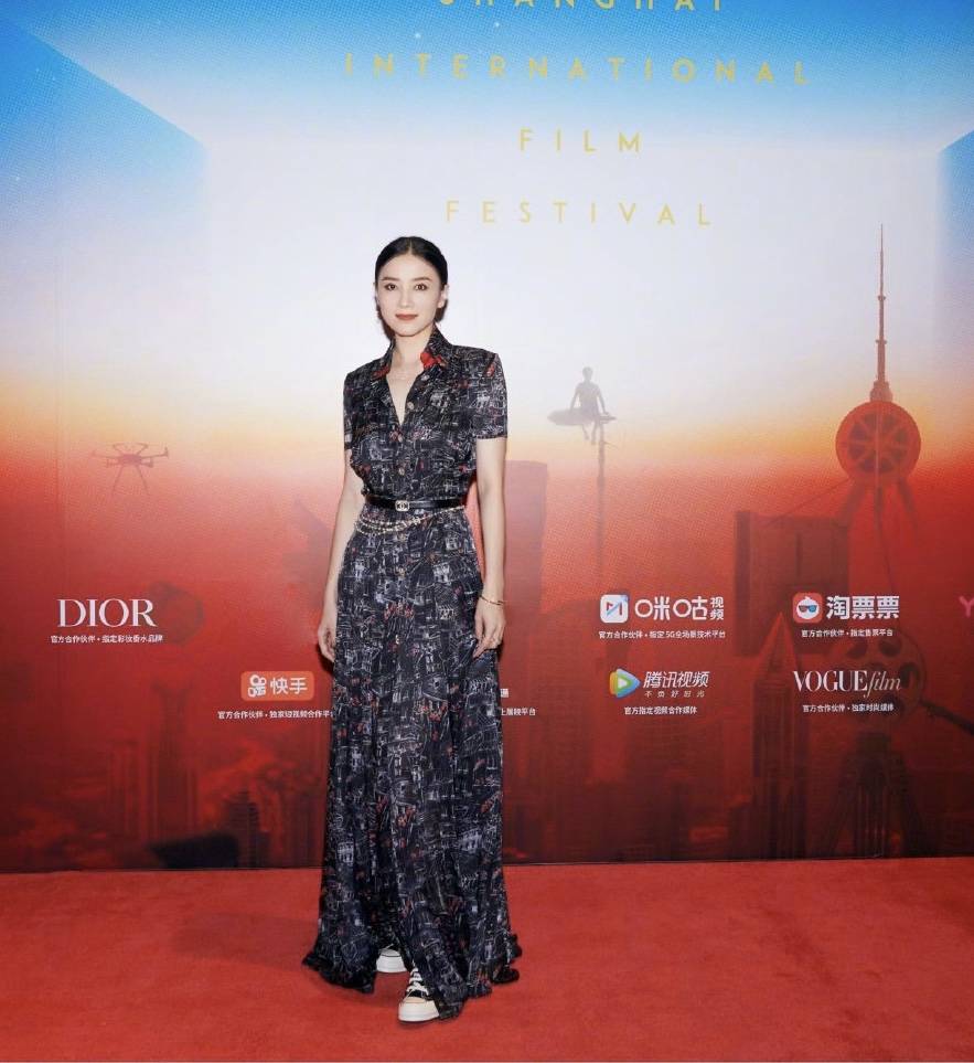 连换|小宋佳久违露面，参加活动连换三套服装大秀时髦度，真是衣服架子