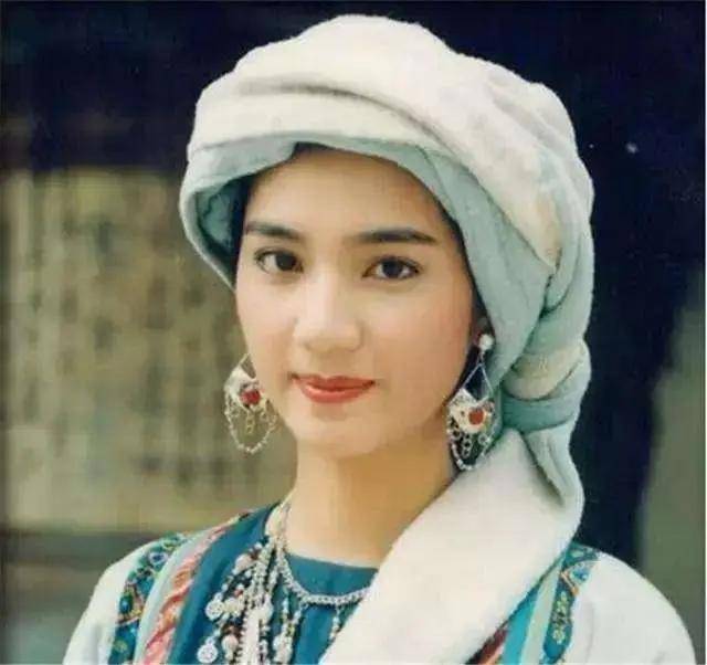 洪欣女儿长大了，笑容可爱大眼迷人，与1米87的哥哥成反差萌