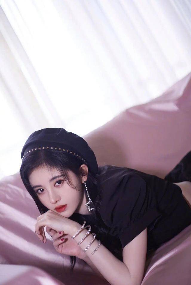 26岁女星穿高仿走红毯？网曝其裙子手镯都是假货