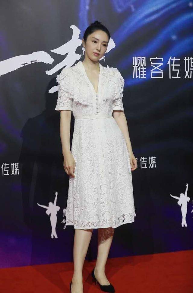 宋慧乔|状态回升!董璇恋情后露面,穿白裙撞衫宋慧乔更敢穿,身材太玲珑