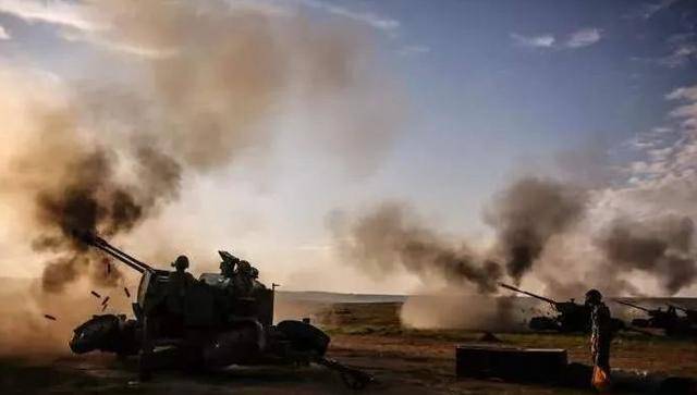 解放军新型火箭炮亮相西北！齐射场面壮观，打