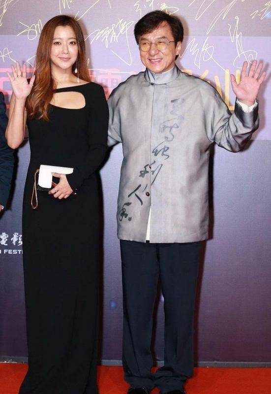 时尚|被金喜善美到了！一袭镂空礼裙穿出时尚优雅，天然脸太抗老了