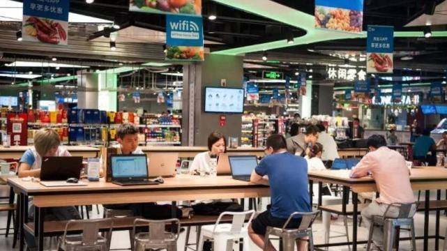点击查看源网页 电商取代了实体店的市场,因为实体店的价格太高,人工成本也太高,但是传统电商也存在一定的弊端,售后服务以及产品质量都是大家所考虑的,不得不说马云眼光确实比较超前,新零售的概念确实可以改变电商和实体店统一存在的弊端,不过目前也处于发展期,新零售到底能不能成为常